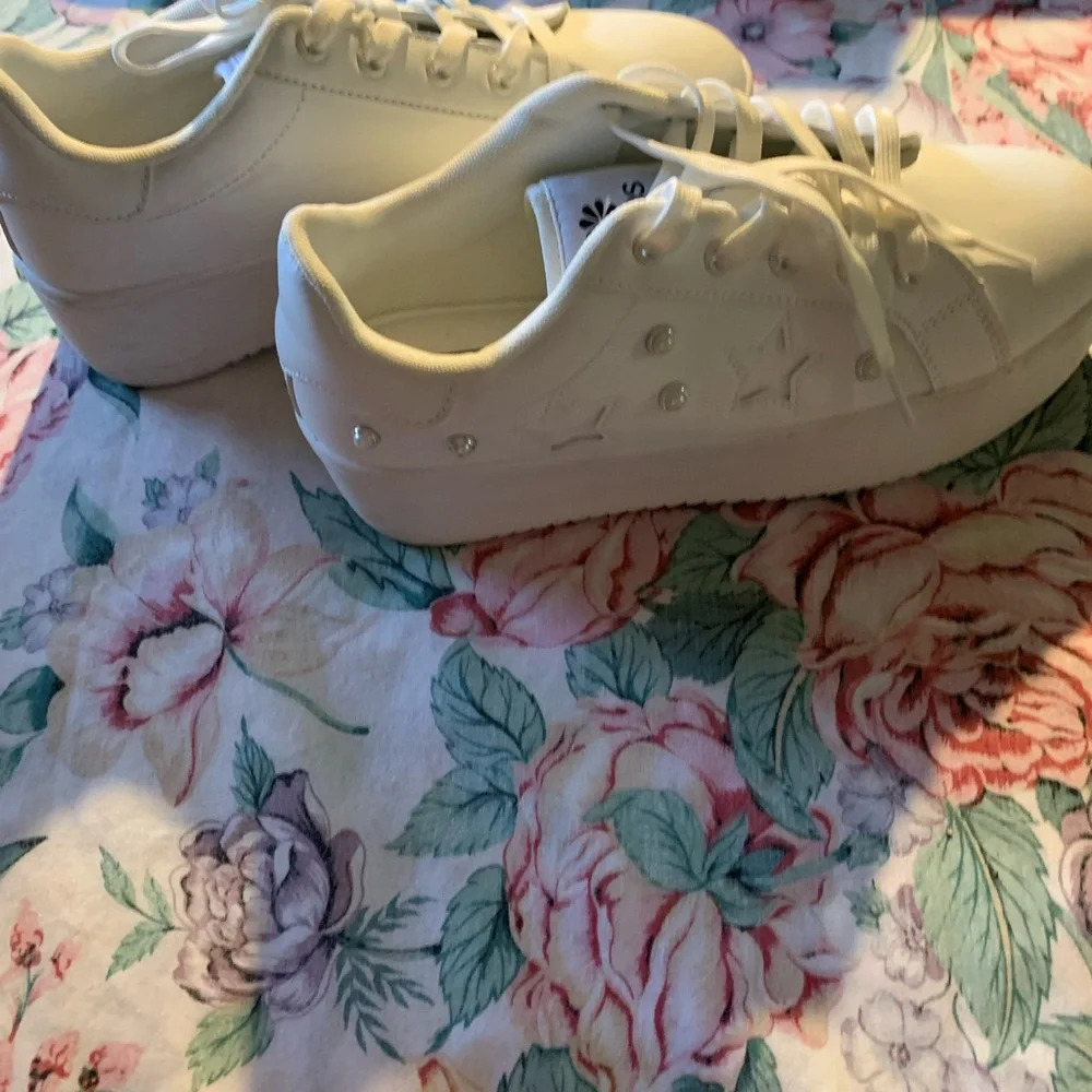 🎀SOLD🎀 Belows Memory Foam Women’s Sneakers Size 8 - Picture 2 of 9